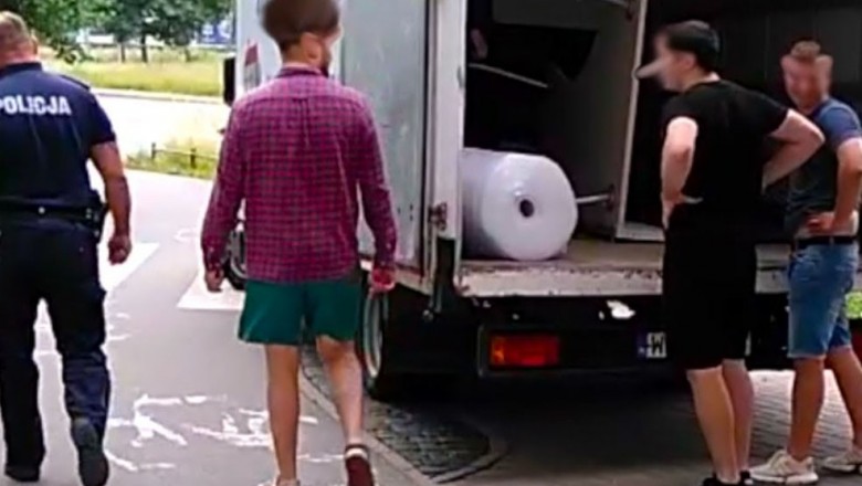Przeprowadzka z wizytą policji. Czyli parkowanie jak popadnie