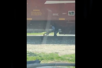 Rowerzysta kontra pociąg. Nie chciało mu się czekać