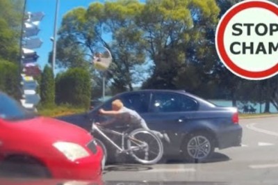 Dzieciak wjechał rowerem wprost pod dwa auta w Chmielnie