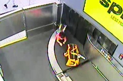 2-latek na lotnisku zalicza przejażdżkę na taśmie bagażowej do sortowni bagażu 