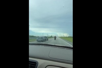 Bardzo nieudane ściganie super auta z motocyklem