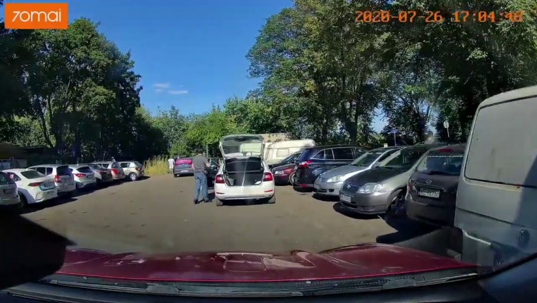 Nie potrafiła wyjechać, więc zniszczyła auto. Nagranie z Plaża Żoliborz