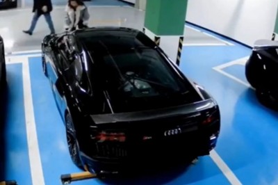 Karma momentalnie ją dopadła. Tak się kończy wchodzenie na czyjeś auto