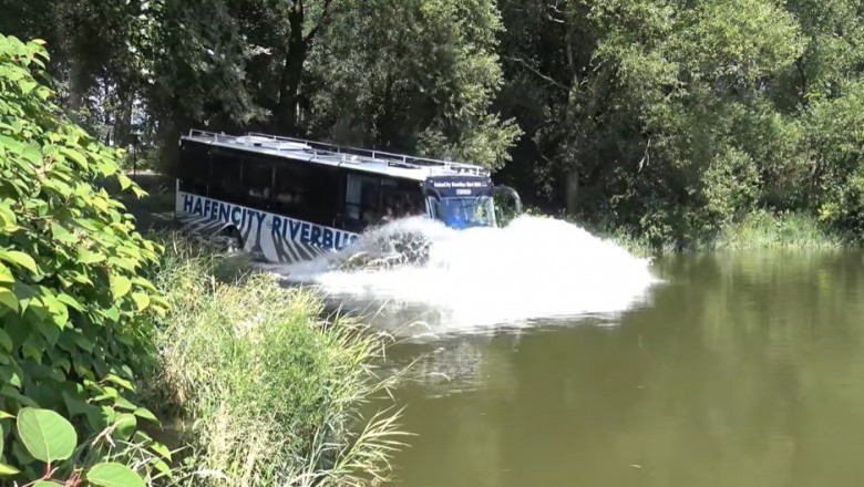 Autobus pokonujący rzekę. Ciekawostka turystyczna z Hamburga
