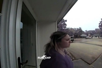 Piorun uderza w drzewo całkowicie je niszcząc. Nagranie z monitoringu