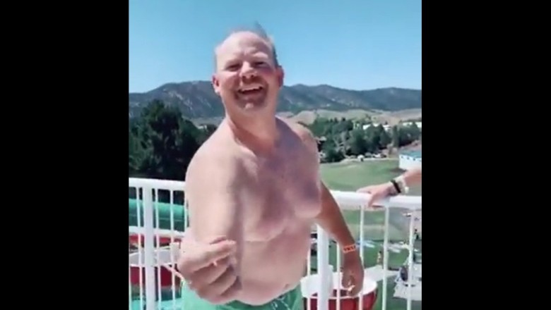 Dziadek pokazuje młodym jak się skacze do wody z trampoliny