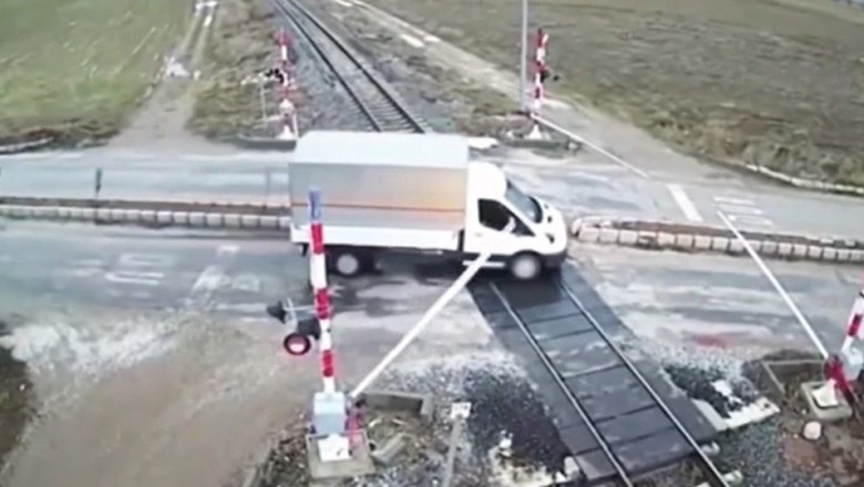 Kierowca BUSa wjechał wprost pod nadjeżdżający pociąg