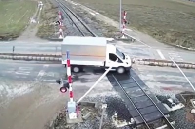 Kierowca BUSa wjechał wprost pod nadjeżdżający pociąg 