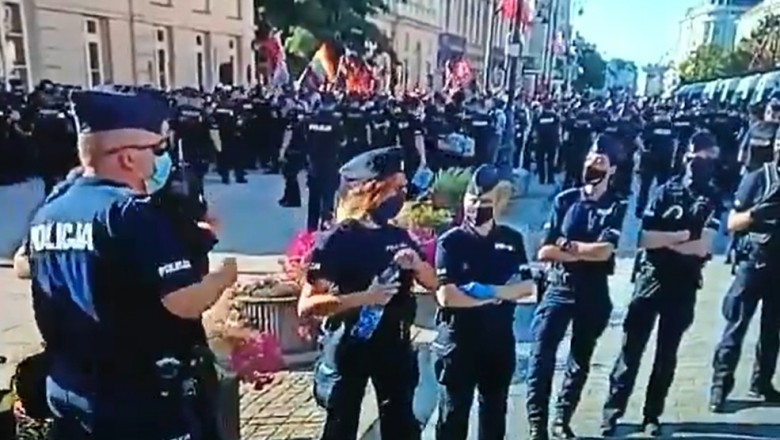 Maseczki to podstawa u policjantów. Tylko jak pić wodę?
