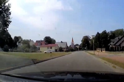 Dziecko wybiegło wprost przed samochód. Nagranie z kamery w aucie