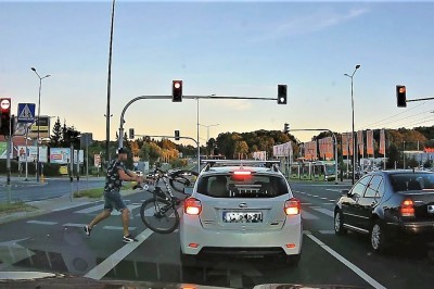 Skopał auto, a później rzucił w nie rowerem. Gościa mocno poniosło 