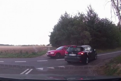 Centymetry dzieliły od czołówki. Tak się kończy wyprzedzanie na skrzyżowaniu