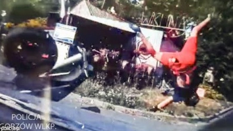 Lot motocyklisty nad maską. Okazał się poszukiwany