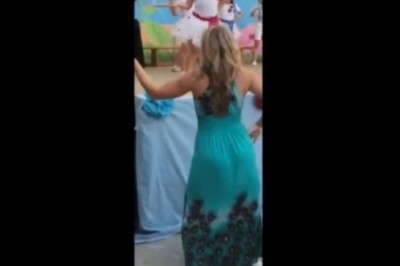 Tatuś nie mógł oderwać od niej wzroku. Postanowił, że nakręci taniec nauczycielki