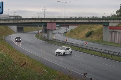 Potrójne salto Peugeotem na zakręcie w Rudzie Śląskiej 
