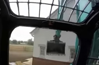 Wściekły budowlaniec nagrał jak niszczy dom koparką, bo nie dostał kasy