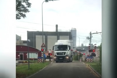 TIR kontra pociąg na przejeździe kolejowym. Machanie nic nie pomogło