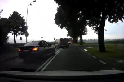 Gość w BMW sprawdził dlaczego nie wyprzedza się na skrzyżowaniu