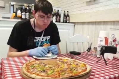 Typa zmiotło po jednym kawałku pizzy. Nieudana akcja w krakowskiej restauracji