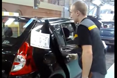 Tak wygląda praca specjalisty od regulowania drzwi w autach