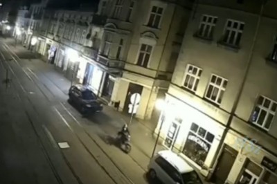 Najpierw wjechał motorem w dwa auta, a później do sklepu