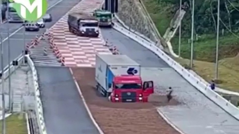 Dwóch pechowców na autostradzie zjeżdża z drogi