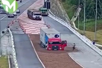 Dwóch pechowców na autostradzie zjeżdża z drogi 