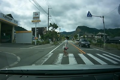 Dziewczyna bardzo chciała podziękować za przepuszczenie na pasach