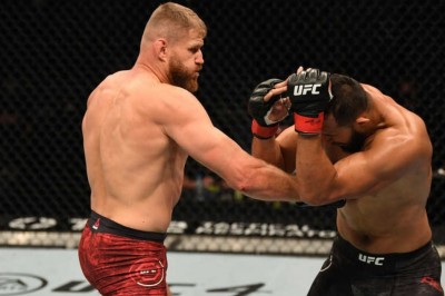 Jak Błachowicz zdobywa mistrzowski pas UFC jako pierwszy Polak w historii