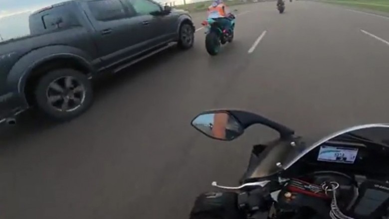 Motocyklista kontra SUV. Mocne spotkanie na autostradzie