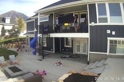 Młody szybko załatwia sprawę wynoszonego telewizora 