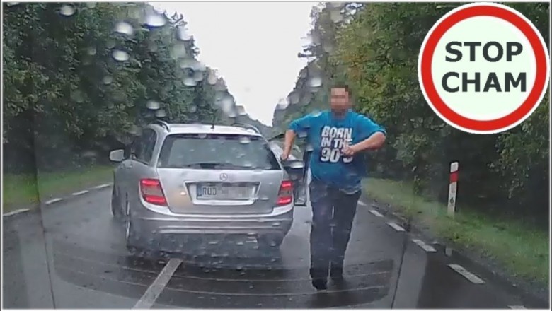 Zgubili nawalonego kolegę jadąc Mercedesem. Grozili innym kierowcom