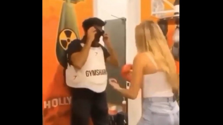 Blondynka i jej żart z opaską. Gość nieźle się zdziwił