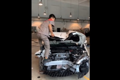 Tak się robi „niebite” samochody. Blacharz w akcji