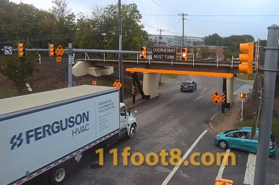 Kiedy stwierdzisz, że przelecisz ciężarówką pod za niskim wiaduktem 