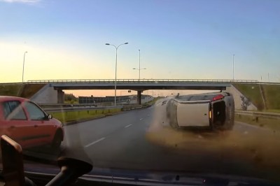 Kasowanie auta na S8 koło Warszawy. Tak się kończy utrata przyczepności 