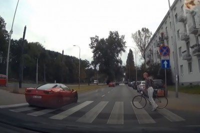 Kierowca Ferrari kontra policja. Karma szybko go dopadła 