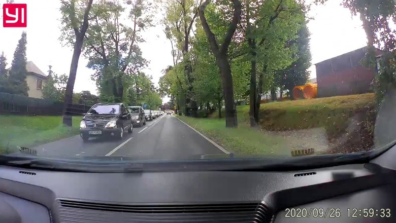 Ręce opadają. Korek spowodowany „ogromną” przeszkodą na drodze