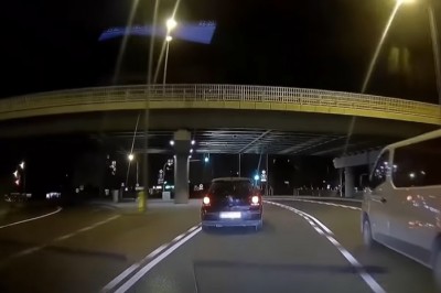 Pijana kobieta kontra fachowiec malujący pasy. Efektowne spotkanie 