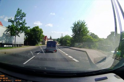 Przywiązany do przyczepki pies wyskakuje podczas jazdy