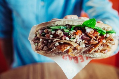 Zakaz jedzenia i picia na ulicach. Grozi mandat za ściąganie maseczki 