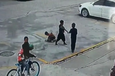 Dzieciak z petardą kontra studzienka kanalizacyjna. Takiego efektu nie przewidział