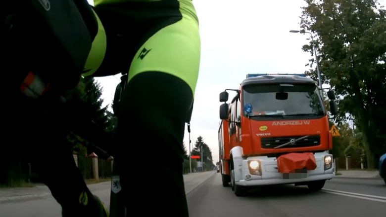 Strażak w wozie kontra rowerzysta niewidzący ścieżki rowerowej