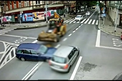 Koparko-ładowarka kontra Passerati na skrzyżowaniu w Gliwicach