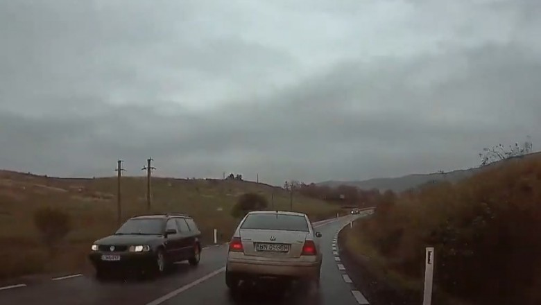 Typ z VW i jego wyprzedzanie na śliskiej drodze i zakręcie