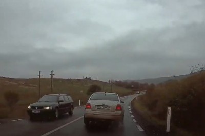 Typ z VW i jego wyprzedzanie na śliskiej drodze i zakręcie 