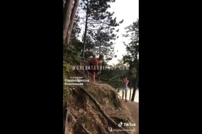 Gość nie trafia w wodę podczas skoku z klifu 