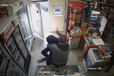 Wjechał z  nożem do monopolowego. Mocne nagranie z Ostródy 