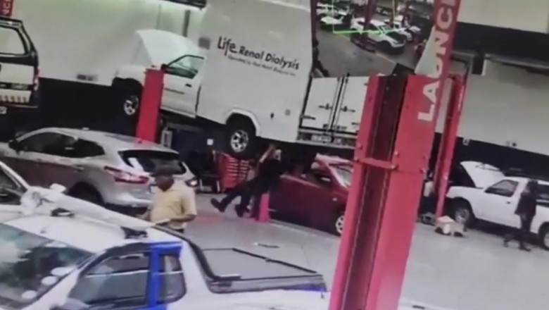 Kiedy mechanika ponosi i zrzuca na siebie auto z podnośnika