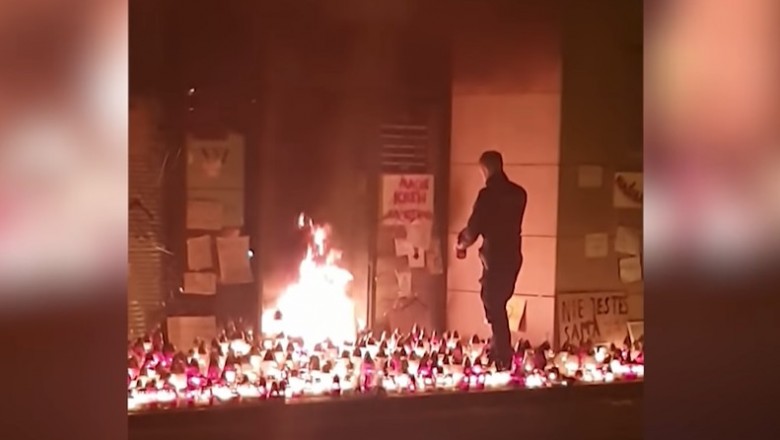 Policjant „gasi” pożar pod siedzibą PiS w Białymstoku